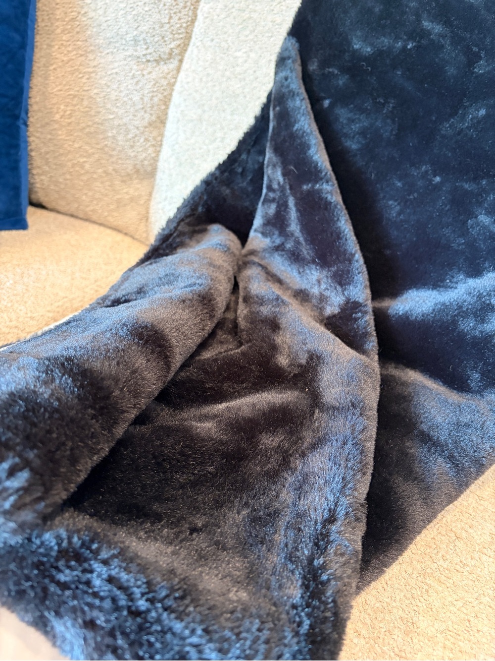 Victoria's Secret Black Plush Faux Fur Limited Edition Throw Blanket - Picture 5 of 8